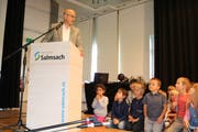 Gemendepräsident Martin Haas spricht zu den Schülerinnen und Schülern. (Bild: Christof Lampart)