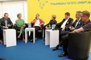 Sie sprachen über die Chancen und Risiken einer digitalisierten Gesellschaft: Moderator Philipp Landmark, Diana Gutjahr, Edith Graf-Litscher, Hansjörg Brunner, Daniel Wessner und Felix Kamer. Bild: Christof Lampart