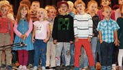 «Mir händ e neui Schuel – das findet mir ganz cool», singen die Salmsacher Primarschulkinder bei der Einweihungsfeier. (Bild: Christof Lampart)