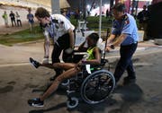 Eine Sportlerin wird wegen der Hitze medizinisch behandelt. (Bild: EPA/Ali Haider)