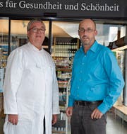 Jürg Heer (links) hat am Samstag die Schlüssel der Hochhaus-Drogerie in Bazenheid an Bruno Rüegg, den neuen Geschäftsführer, weitergereicht. (Bild: Beat Lanzendorfer)