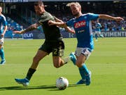 Napolis Torschütze Dries Mertens (rechts) im Zweikampf mit Brescias Stefano Sabelli (Bild: KEYSTONE/AP ANSA/CESARE ABBATE)