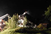 Aus dem Ferienhaus stieg Rauch auf, die Feuerwehr konnte den Brand löschen. (Bild: Kapo)