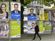 Wahlplakate in Zürich: Würde dieses Wochenende gewählt, könnten die Grünen und die GLP am meisten zulegen. (Bild: KEYSTONE/WALTER BIERI)