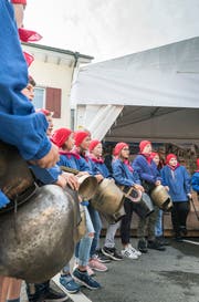 Die Kinder läuten ihre Glocken auf dem Marktplatz. (Bild: Andrea Stalder)