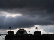 Die Unionsparteien in Deutschland sinken in der deutschen Wählergunst, nachdem vor eine Woche das Klimapaket verabschiedet worden ist. (Symbolbild Reichstag Berlin) (Bild: KEYSTONE/AP/MARKUS SCHREIBER)