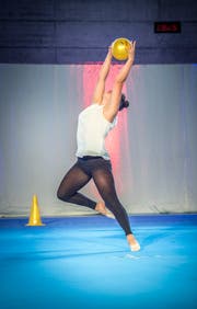 Die Kreuzlingerin Ana Judith Brändli zeigt ihre Solokür mit Ball. (Bild: Andrea Stalder)
