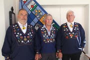 Der neue Sennenvater Josef Planzer (Mitte) mit dem abtretenden Karl Herger (links) und dem Vorsitzenden, Max Baumann.