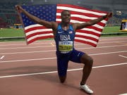 Christian Coleman lässt sich nach dem Triumph über 100 m feiern (Bild: KEYSTONE/EPA/VALDRIN XHEMAJ)