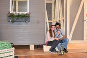 Res Ramsauer ersteigerte das Lehrlings-Gartenhaus. (Bild: Natascha Arsic)