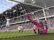 Luzerns Torhüter Marius Müller ist gegen Basel mehrmals machtlos (Bild: KEYSTONE/PETER KLAUNZER)
