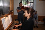 Die Eucharistiefeier ist von Lea Ziegler Tschalèr (Orgel) zusammen mit Christian Zgraggen (Viola) verschönert worden. (Bild: Paul Gwerder, Altdorf, 28. September 2019)