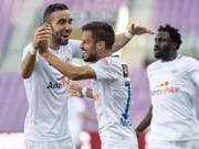 Erster Auswärtssieg für den FC Zürich: Torschütze Marchesano (rechts) jubelt mit Mahi (Bild: KEYSTONE/MARTIAL TREZZINI)