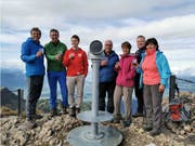 Die Vertreter der Gemeinden stossen mit dem Initiator an: (von links) Jürg Schaufelberger, Projektleitung, Herbert Küng, Gemeindepräsident Schänis, Andreas Bühler, Gemeinderat Weesen, Markus Vogt, Gemeindepräsident Amden, Marlies Rohner, Ebnat-Kappel, Kilian Looser, Gemeindepräsident Nesslau, Trudi Rutz, Gemeinderätin Nesslau. (Bild: PD)