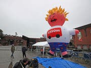 Mit einem aufblasbaren Riesen-Boris, Bannern und Trillepfeifen haben tausende Menschen in Manchester gegen die Politik der Regierung von Premier Boris Johnson protestiert. (Bild: KEYSTONE/AP PA/PETER BYRNE)