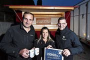 Glöggli-Clique-Präsident Adrian Widmer, Mediensprecherin Sabrina Lehmann und Obergugger Dario Schoch posieren vor einem der umgebauten Marktstände, welche die Guggenmusik in diesem Frühjahr von der Bodenseeschifffahrt (SBS) erstanden hat.Bild: Manuel Nagel
