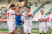 Abklatschen zum ersten Saisonsieg: Arbenit Xhemajli und Samir Ramizi. (Bild: Claudio Thoma/Freshfocus)