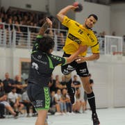 Altdorfs Neuverpflichtung Benjamin Vizi (am Ball) avanciert mit acht Torerfolgen zu den Matchwinnern im Spitzenkampf gegen Emmen. Bild: Urs Hanhart (Muotathal, 31. August 2019)