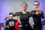 Das Frauenfelder Tanzpaar Amira Akman und Fabian Heinzler tanzen das Final der Junioren K Kategorie in Latein an der Schweizer Meisterschaft am Sonntag. (Bild: Andrea Stalder)