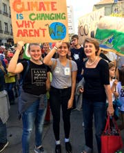 Bundesrätliche Unterstützung für die Klimajugend: Umweltministerin Simonetta Sommaruga marschierte am Samstag an der Kundgebung in Bern mit. Bild: Twitter