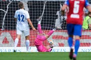 Torhüter Marius Müller (FC Luzern) kassiert das Tor zum 1:0 gegen den FC Basel. (Bild: Martin Meienberger/freshfocus)