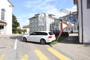 Durch den Unfall mit einem anderen Fahrzeug kollidierte das Auto mit einer Signalisationstafel. (Bild: Kapo)