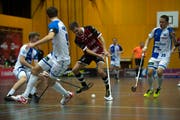Für den Sarner Marc Dubacher (am Ball) gibt es gegen drei Zürcher kein Durchkommen. Bild: Dominik Wunderli (Sarnen, 28. September 2019)