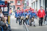 Die Kinder aus der Gastregion Engadin Samnaun Val Müstair spazieren mit ihrem Lehrer Chasper Stuppan zum Marktplatz in Weinfelden. (Bild: Andrea Stalder)