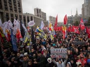 Tausende Menschen demonstrieren in Moskau für die Freilassung politischer Gefangener. (Bild: KEYSTONE/EPA/SERGEI ILNITSKY)
