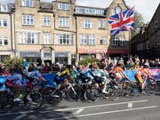 Der Tross des WM-Strassenrennens in Nordengland (Bild: KEYSTONE/EPA/VICKIE FLORES)