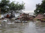 Ein durch Überschwemmungen zerstörtes Haus im indischen Bundesstaat Uttar Pradesh. Mindestens 120 Menschen kamen durch die Unwetter in Nordindien ums Leben. (Bild: KEYSTONE/EPA/STR)