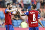 Endlich wieder Leader: Der FC Basel mit Kemal Ademi und Zdravko Kuzmanovic. (Peter Klaunzer/Keystone)