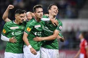Überraschend erfolgreiche Ostschweizer: Jordi Quintilla (Mitte) jubelt über das 4:0 gegen Thun. (Gian Ehrenzeller/Keystone)