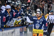 Lino Martschini feiert mit seinen Teamkollegen den Treffer zum 2:0. Bild: Daniela Frutiger/Freshfocus (Zug, 28. Sepember 2019)
