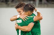 Zwei Spanier unter sich: Victor Ruiz beglückwünscht Jordi Quintillà (hinten) zum Traumtor kurz vor Schluss. (Bild: Benjamin Manser (St.Gallen, 28. September 2019))