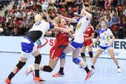 Lisa Frey (im roten Dress) gerät in ein russisches "Sandwich". (Bild: Keystone)