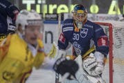 EVZ-Torhüter Leonardo Genoni zeigt gegen seinen früheren Klub Bern einen starken Auftritt. Bild: Urs Flüeler/Keystone (Zug, 28. September 2019).
