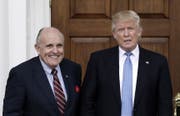 Rudy Giuliani und Donald Trump beim Clubhaus des Golfclubs in Bedminster am 20. November 2016. (Bild: Keystone/EPA/Peter Foley)