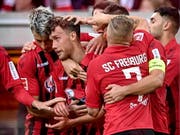 Luca Waldschmidt (Mitte) schoss Freiburg in Düsseldorf zum Sieg (Bild: KEYSTONE/EPA/SASCHA STEINBACH)