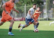 Der Buochser Joel Sousa Miranda (am Ball) wird vom Schötzer Nahuel Allou (rechts) verfolgt. Bild: Manuela Jans-Koch (Buochs, 28. September 2019)