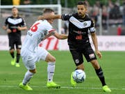 Luganos Jonathan Sabbatini (rechts) setzt sich gegen den Xamaxien Léo Seydoux durch (Bild: KEYSTONE/Ti-Press/SAMUEL GOLAY)