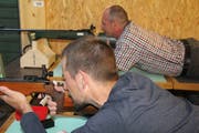 Die Erstfelder Behörden hatten selber Gelegenheit, mit dem Kleinkalibergewehr zu schiessen, wie hier im Bild Alois Furrer vom Bauamt und Gemeindevizepräsident Josef Zgraggen (hinten). (Bild: Paul Gwerder, Erstfeld, 27. September 2019)