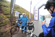 Bernadette Peter aus Buttisholz fuhr erstmals mit ihrem E-Bike auf den Klausen. (Bild: Urs Hanhart, 28. September 2019)