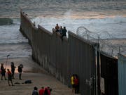 Die strikte Einwanderungspolitik von US-Präsident Donald Trump hat vor einem Gericht erneut eine einstweilige Niederlage erlitten. (Bild: KEYSTONE/AP/RAMON ESPINOSA)