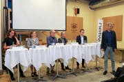 Nina Schläfli (SP), Karin Bétrisey (Grüne), Reto Ammann (GLP), Moderator Stefan Milius, Dominik Diezi (CVP) und Anders Stokholm (FDP) am Podium. (Bild: Christof Lampart)