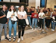 Wiler Jungbürgerfeier 2019: 57 junge Erwachsene lauschten in der Lokremise zuerst den Worten von Stadtpräsidentin Susanne Hartmann und später den Songs des Rapper Nativ im Gare de Lion. Bild: Christof Lampart