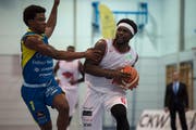 US-Spielmacher Ricky Price (am Ball) legt bei SCB einen akzeptablen Einstand hin. Bild: Dominik Wunderli (Luzern, 28. September 2019)