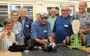Das Team der «Reparaturi Oberuzwil» mit dem ersten reparierten Teil: einem Dreirad. Bild: Cecilia Hess-Lombriser