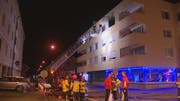 Im Mehrfamilienhaus mussten weitere Bewohner vom Rettungsdienst betreut werden. (Bild: Beat Kälin/brknews)