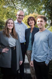 Zwei Generationen, zwei Klein- und eine Grossfamilie: Rebecca und Bruno Cozzio aus Henau sowie Trudy und Tobias Cozzio aus St.Gallen (von links) haben sich der CVP verschrieben. (Bild: Lisa Jenny)